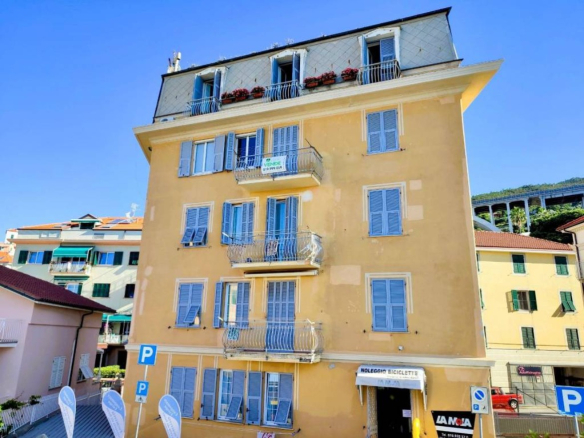 Quadrilocale zona Mola, Varazze