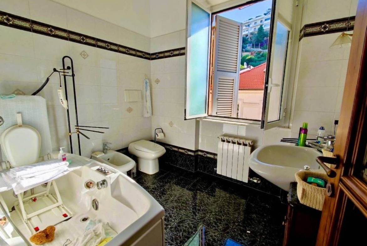 Quadrilocale zona Mola, Varazze