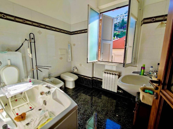 Quadrilocale zona Mola, Varazze