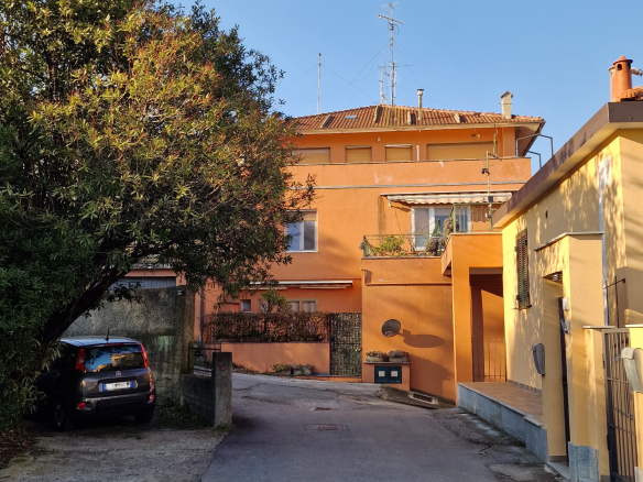 Vendesi bilocale in Via Delfino, Varazze