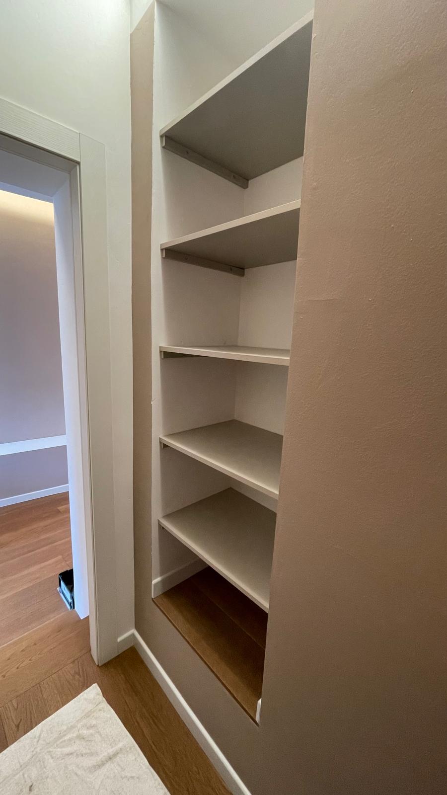 Cabina armadio1 Vendiamo Muri negozio, Varazze