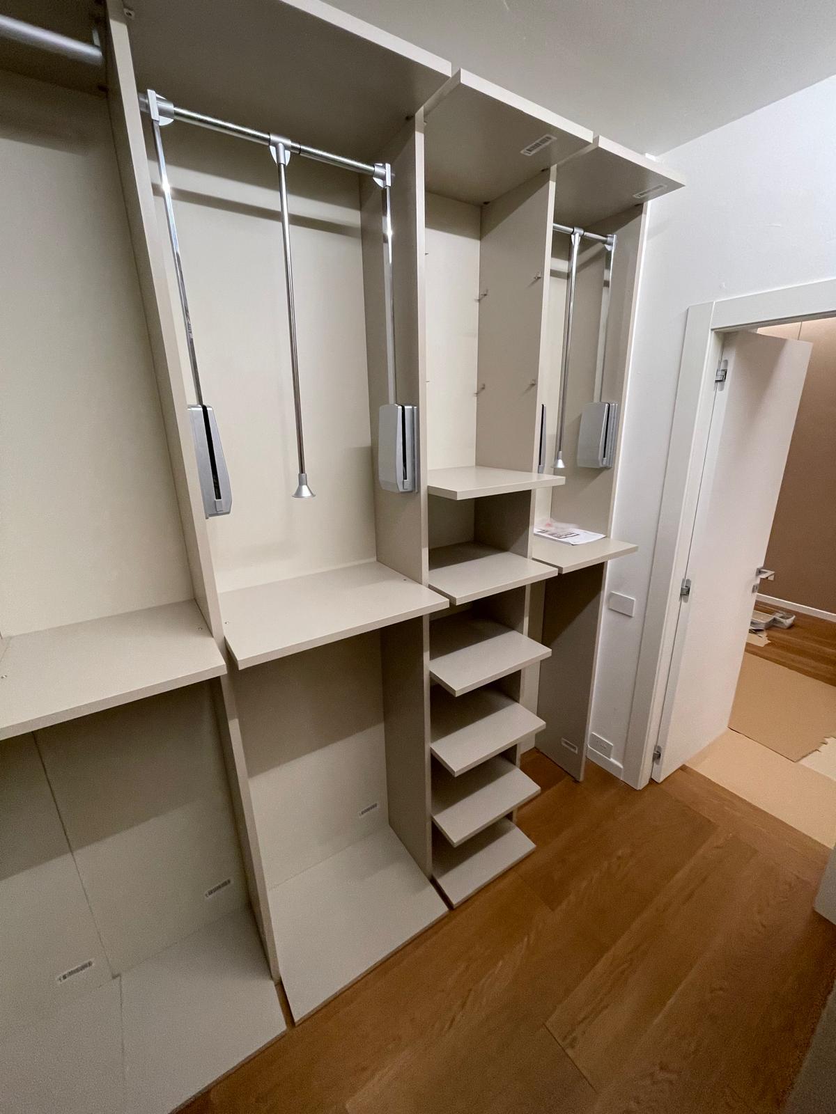 Cabina armadio2 Vendiamo Muri negozio, Varazze