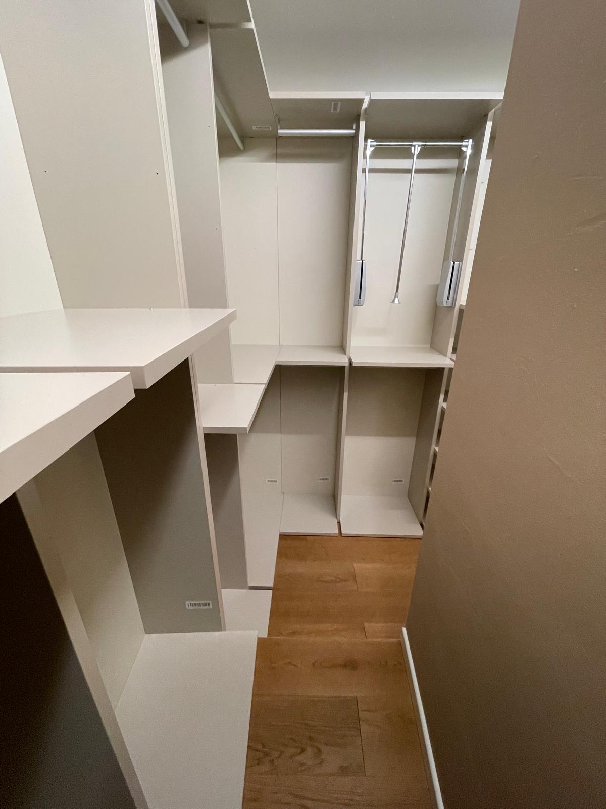 Cabina armadio3 Vendiamo Muri negozio, Varazze