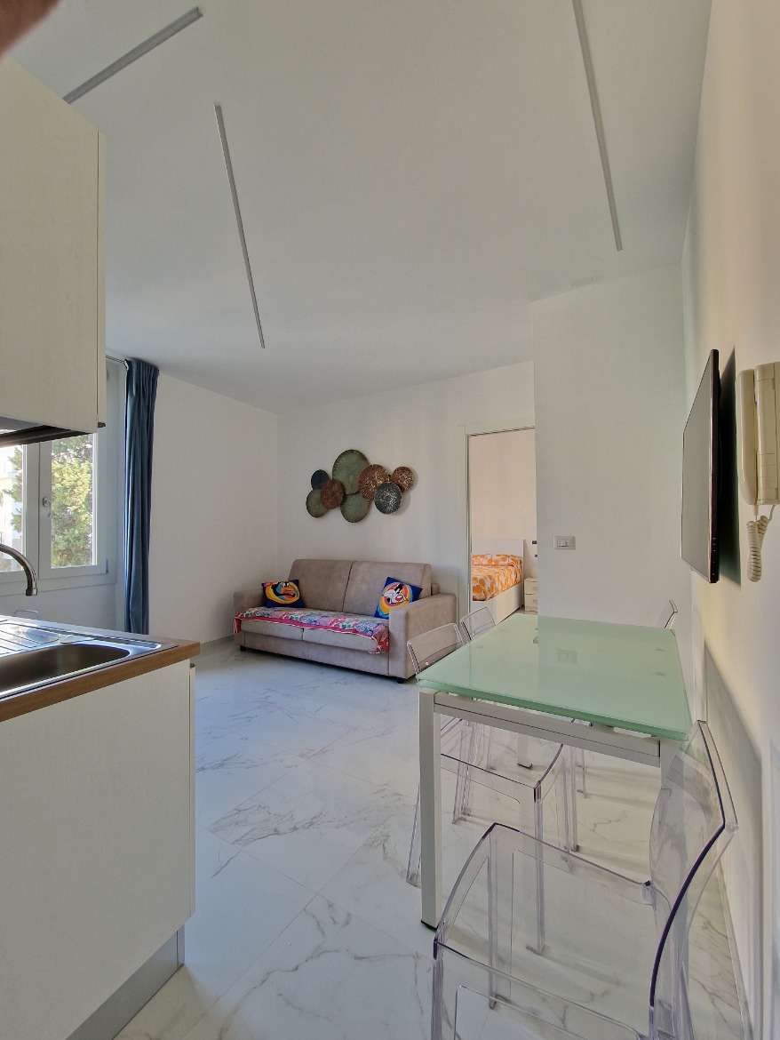 00 Ingresso-ridimensionato-a-878×1170 Trilocale ristrutturato e arredato in centro, Varazze