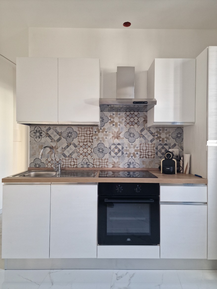 03 Angolo cottura-ridimensionato-a-878×1170 Trilocale ristrutturato e arredato in centro, Varazze