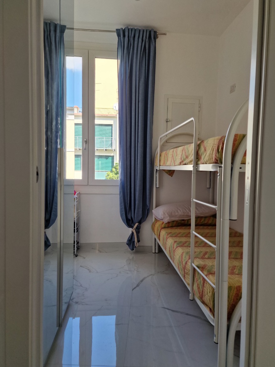 06 Cameretta-ridimensionato-a-878×1170 Trilocale ristrutturato e arredato in centro, Varazze