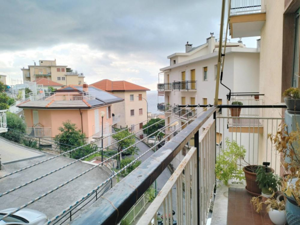 Trilocale ristrutturato vista mare, Varazze