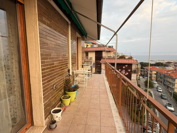 Trilocale vista mare con box, Varazze