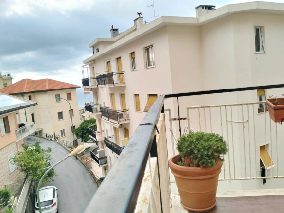 Trilocale ristrutturato vista mare, Varazze
