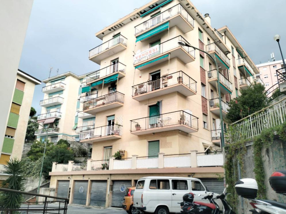 Trilocale ristrutturato vista mare, Varazze