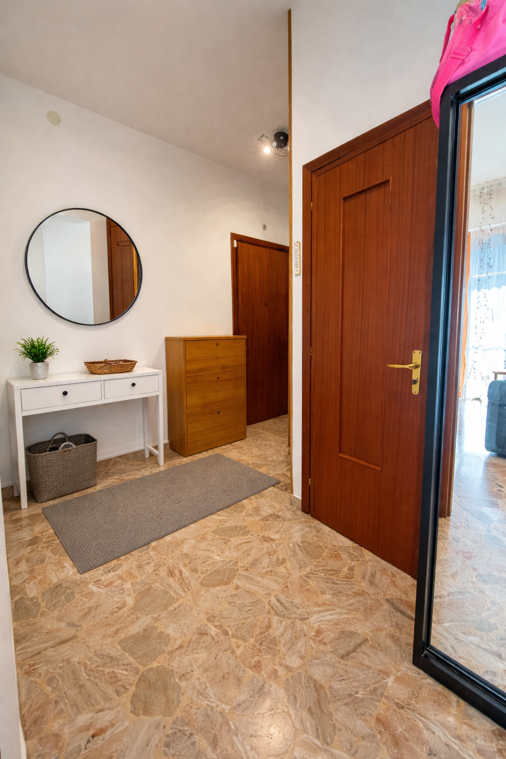 Ingresso moderno e ordinato con specchio Trilocale vista mare con box, Varazze