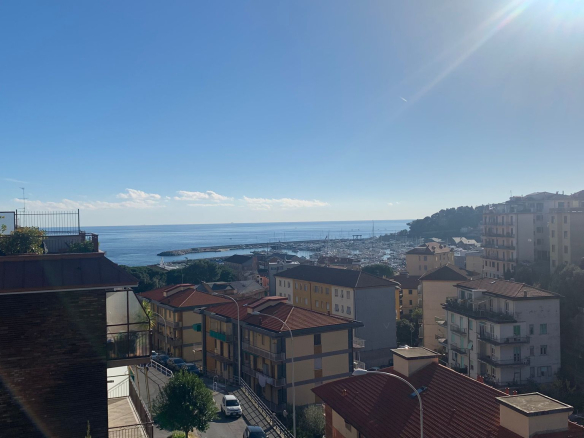 Trilocale vista mare con box, Varazze