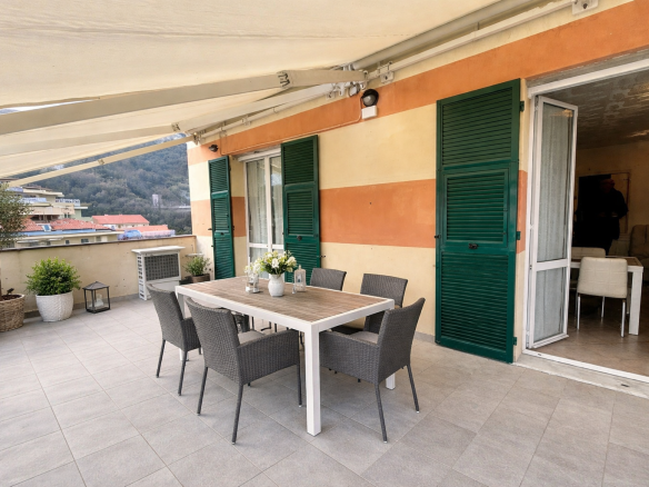 Bilocale con ampia terrazza vista mare, cantina, box auto, Varazze