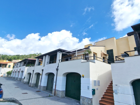 Villetta a schiera vista mare, con box auto e cantina, Cogoleto