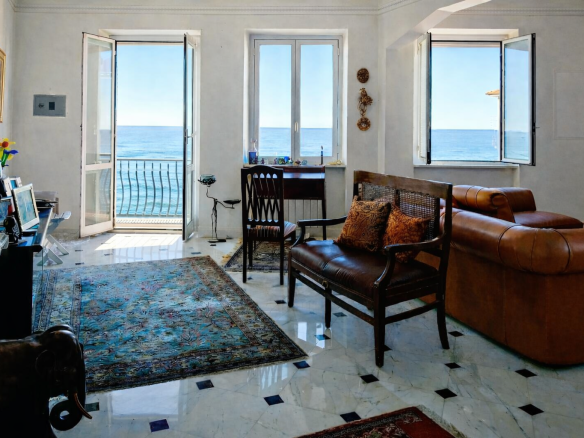 Appartamento fronte mare zona mola, Varazze