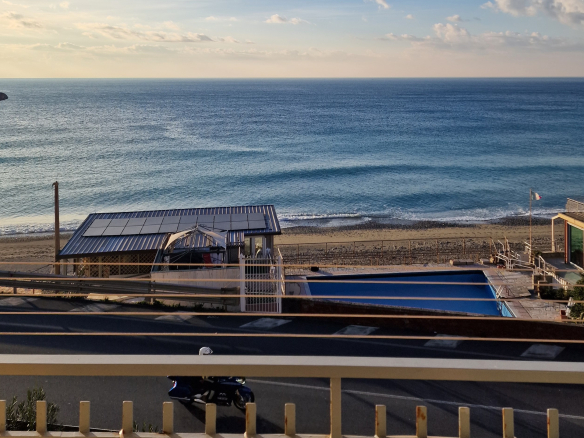 Appartamento fronte mare zona mola, Varazze