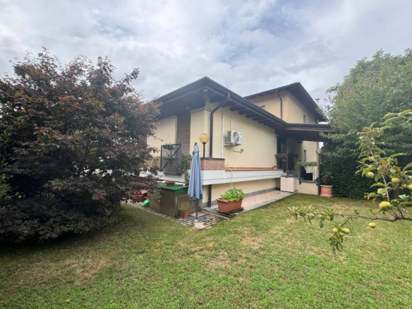 Villa indipendente con ampio giardino, Induno Olona