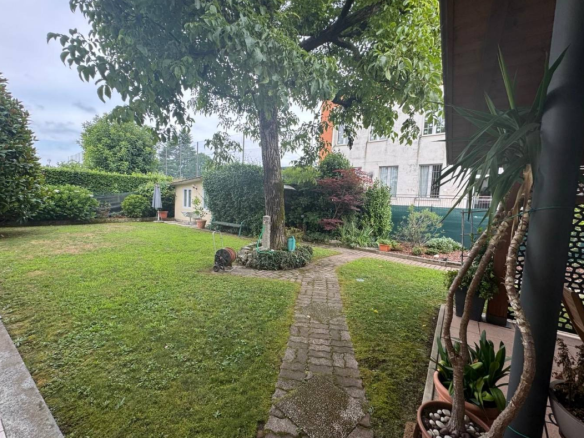 Villa indipendente con ampio giardino, Induno Olona