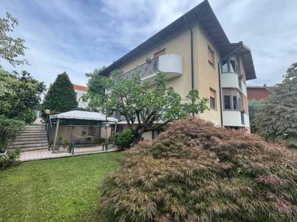 Villa indipendente con ampio giardino, Induno Olona
