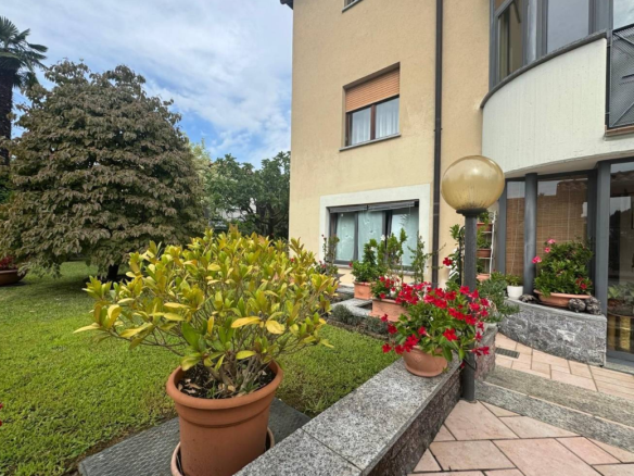 Villa indipendente con ampio giardino, Induno Olona
