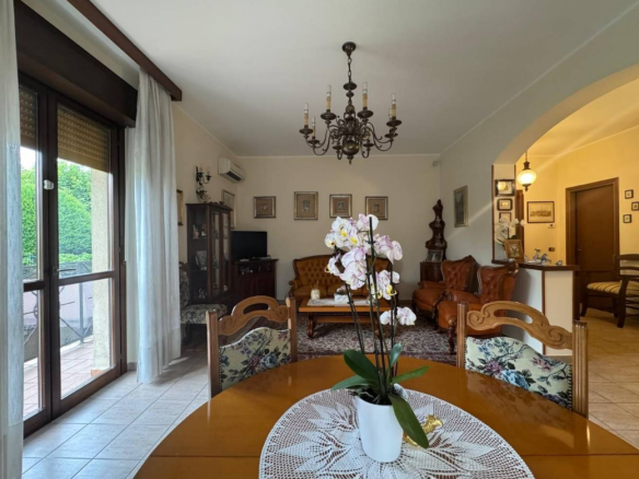 Villa indipendente con ampio giardino, Induno Olona