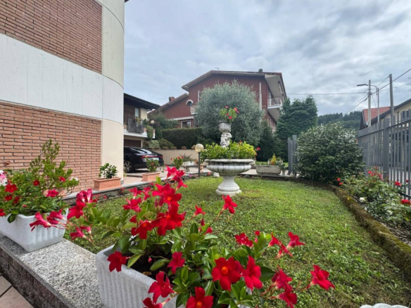 Villa indipendente con ampio giardino, Induno Olona
