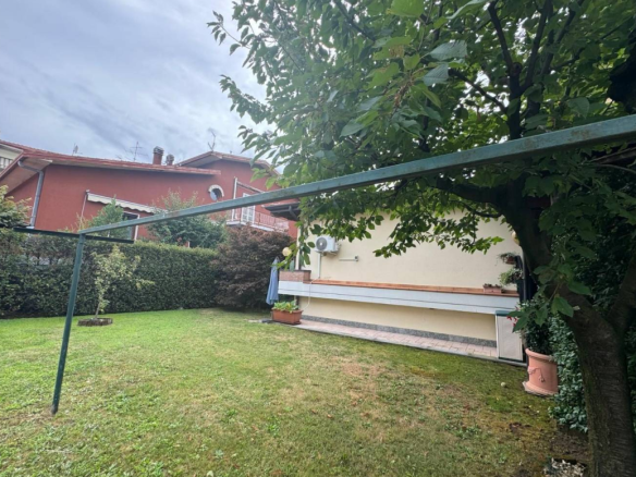 Villa indipendente con ampio giardino, Induno Olona