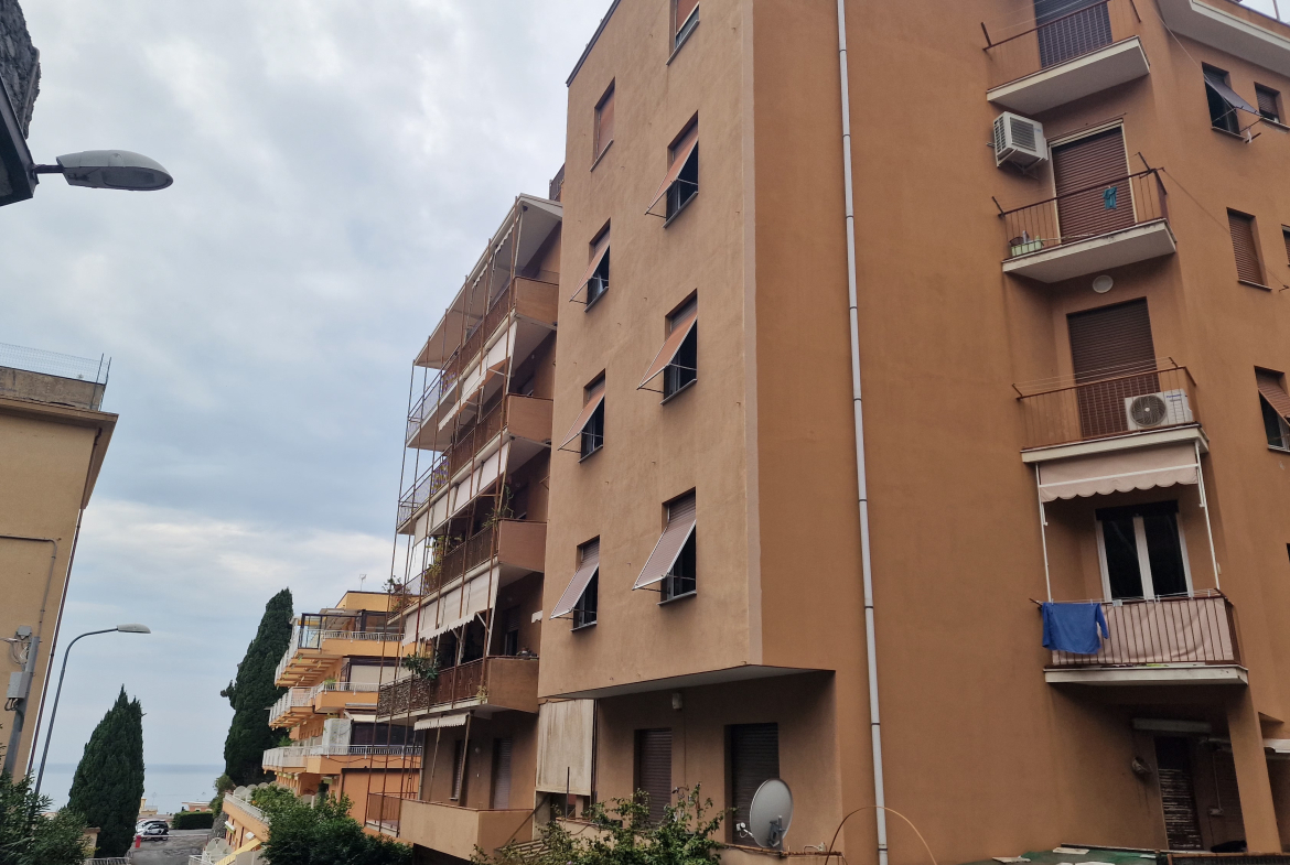Ampio trilocale ristrutturato, Varazze