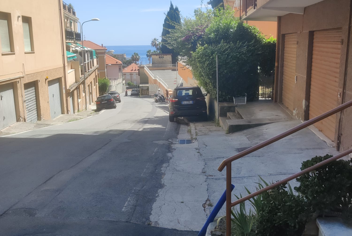 Ampio trilocale ristrutturato, Varazze