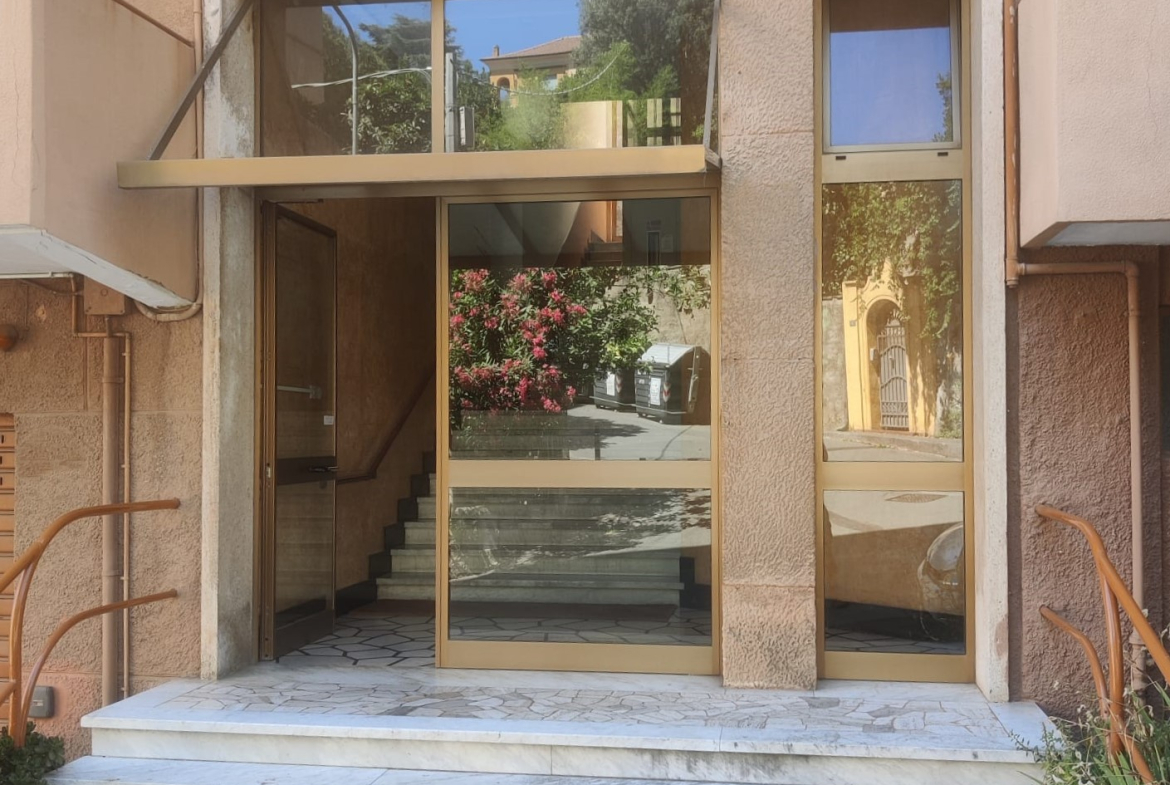Ampio trilocale ristrutturato, Varazze