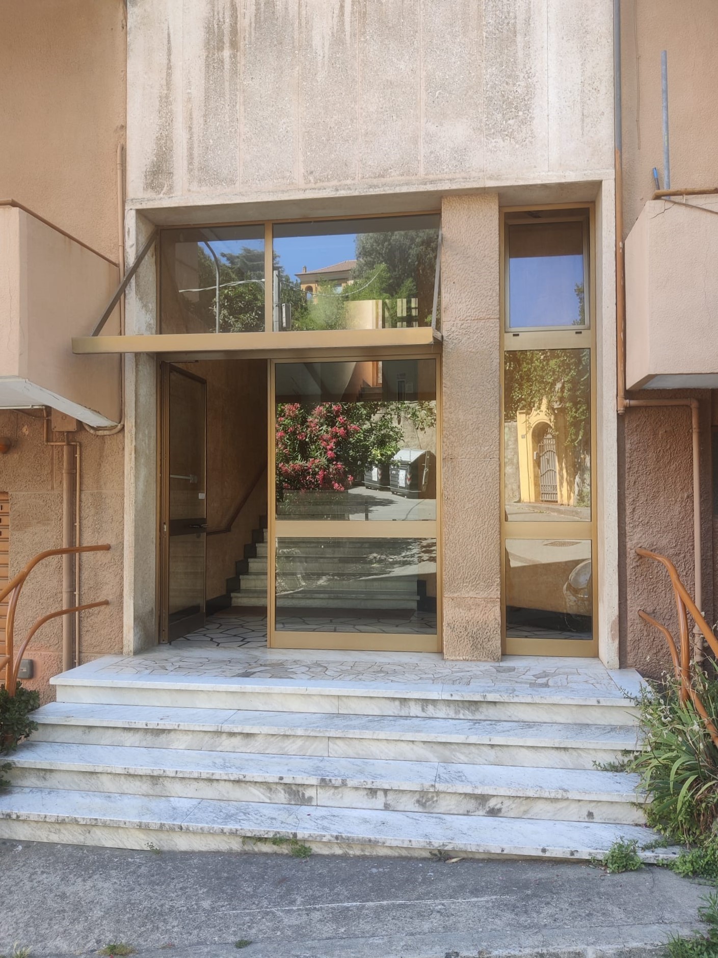 Ampio trilocale ristrutturato, Varazze